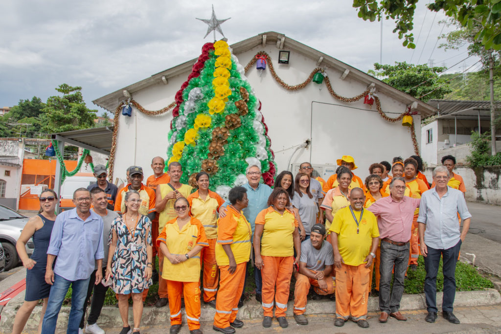 Clin inova e monta Árvore de Natal itinerante em Niterói – Companhia  Municipal de Limpeza Urbana de Niterói